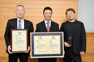 「全国牡蠣－１グランプリ」で、複数のタイトルを獲得したたつの市御津町室津の生産者ら＝たつの市役所