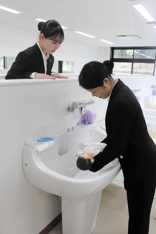 新生児の沐浴を学べる設備。一段高い場所から見学できる＝相生市看護専門学校