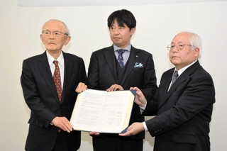 太子町役場であった沖代・米田地区の地権者団体の代表者と開発事業者の協定締結式＝太子町鵤