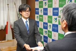 中野憲二教育長（右）に答申書を手渡す神河町学校教育審議会の川上泰彦会長＝神河町役場