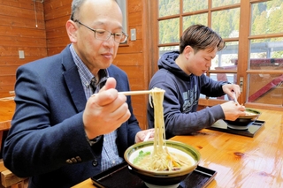 「波賀味噌ラーメン」を試食する道の駅はがの関係者＝宍粟市波賀町原