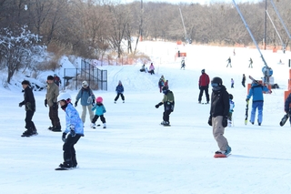 家族連れなどでにぎわった峰山高原リゾートホワイトピーク＝昨年１２月２９日、神河町上小田