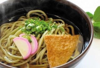 モロヘイヤの栄養と食感が人気の「円心モロどん」（かみごおり観光協会提供）