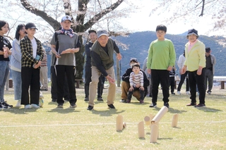 モルックを体験する住民ら＝市川町浅野