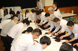 開票作業を進める職員ら＝神河町比延