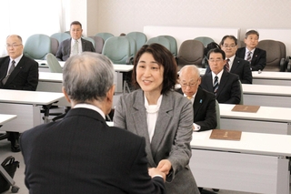 証書を受け取る当選者ら＝神河町寺前