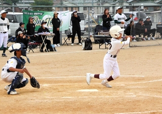 延長７回裏、サヨナラ安打を放つ赤穂野球スポーツ少年団の中山廉斗選手＝赤穂元禄スポーツセンター