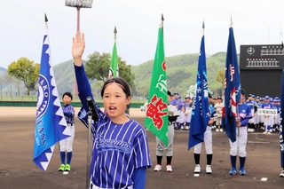 選手宣誓する赤穂ブルーオーシャンズの清原杏珠主将＝南光スポーツ公園野球場