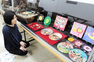 懐かしのレコード盤やソノシートが並ぶ企画展＝上郡町郷土資料館