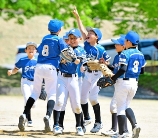 西播Ａ地区ブロック大会を制し、喜ぶ宍粟ＡＣＥベースボールクラブの選手たち＝佐用町林崎