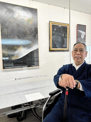 作品を前に「１点１点と対話しながら見てほしい」と話す松村旭峯さん＝相生市文化会館なぎさホール