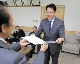 最年少の２７歳で佐用町議に当選した重田直人氏＝佐用町役場