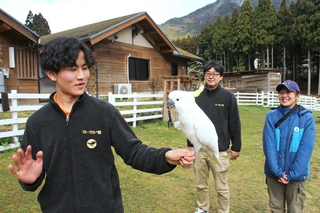 ４月からヨーデルの森の動物部門で働く尾関海翔さん（左）と、細岡友行支配人（中央）ら＝神河町猪篠