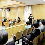 佐用町議会での手話言語条例案の可決を見届けた西播地区ろうあ団体連絡会の会員たち＝佐用町役場