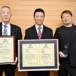 「全国牡蠣－１グランプリ」で、複数のタイトルを獲得したたつの市御津町室津の生産者ら＝たつの市役所