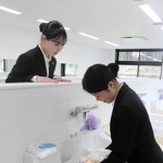 新生児の沐浴を学べる設備。一段高い場所から見学できる＝相生市看護専門学校