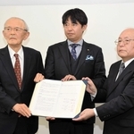 太子町役場であった沖代・米田地区の地権者団体の代表者と開発事業者の協定締結式＝太子町鵤