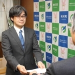 中野憲二教育長（右）に答申書を手渡す神河町学校教育審議会の川上泰彦会長＝神河町役場