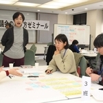 「議会のあり方ゼミナール」で、町をよくするためのアイデアを出し合う住民ら＝昨年１月、神河町寺前