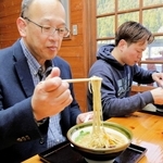 「波賀味噌ラーメン」を試食する道の駅はがの関係者＝宍粟市波賀町原