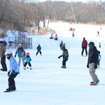 家族連れなどでにぎわった峰山高原リゾートホワイトピーク＝昨年１２月２９日、神河町上小田