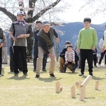 モルックを体験する住民ら＝市川町浅野