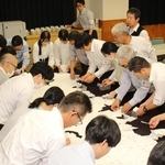 開票作業を進める職員ら＝神河町比延