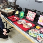 懐かしのレコード盤やソノシートが並ぶ企画展＝上郡町郷土資料館