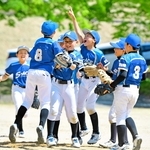 西播Ａ地区ブロック大会を制し、喜ぶ宍粟ＡＣＥベースボールクラブの選手たち＝佐用町林崎