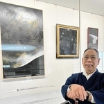 作品を前に「１点１点と対話しながら見てほしい」と話す松村旭峯さん＝相生市文化会館なぎさホール