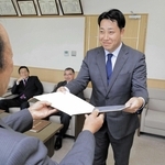 最年少の２７歳で佐用町議に当選した重田直人氏＝佐用町役場