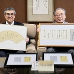 福崎町に井上通泰の史料を寄贈した中塚廣重さん（右）。左は尾﨑吉晴町長＝福崎町役場