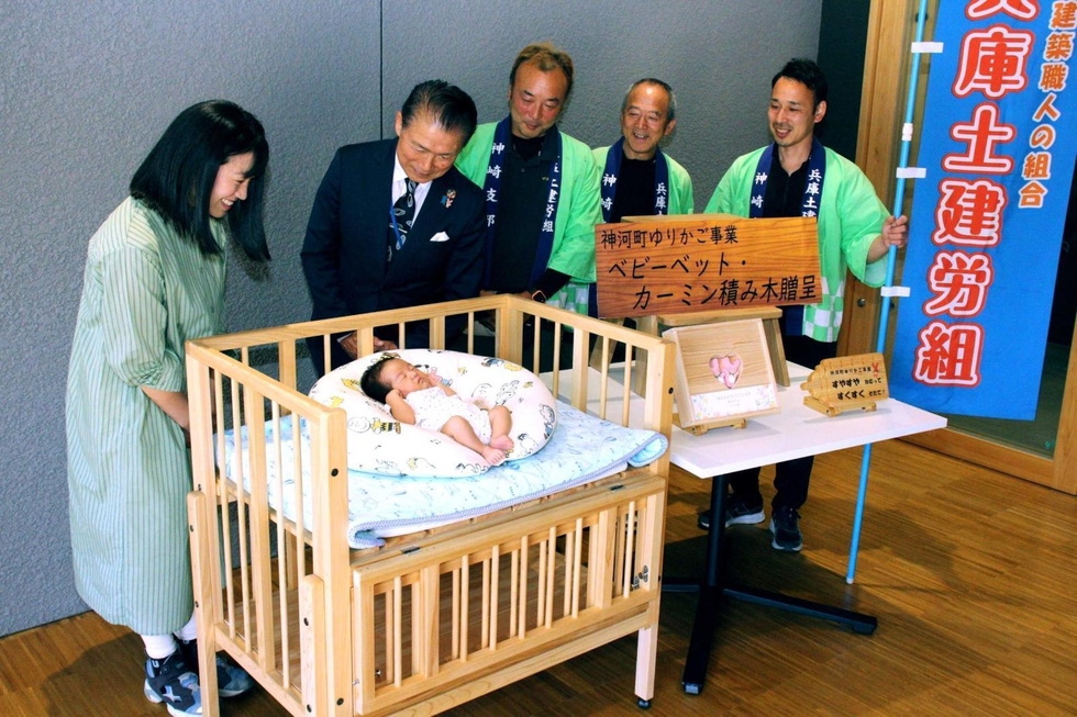 兵庫県伊丹市に引き取りに来れる方限定 ハート 木製 ベビーベッド 