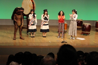 福崎町制７０周年を祝う（右から）漫才コンビ「アルミカン」とふくさき観光大使、ガジロウ＝福崎町福田