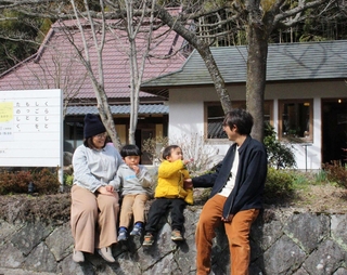 子どもとの時間を大切にしながら、コワーキングスペースを営む山口貴士さん（右端）、奈央さん夫妻＝神河町長谷