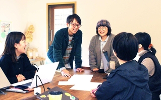スタッフと新たな企画の相談をする山口貴士さん（左から２人目）と奈央さん（同３人目）＝神河町長谷