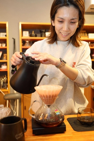 コーヒーをいれる志村友美さん＝コーヒーロースターズハブ