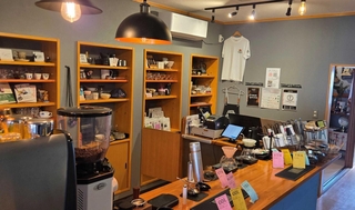 バーのようなスタイルでコーヒーを楽しめるよう設計された店内＝コーヒーロースターズハブ