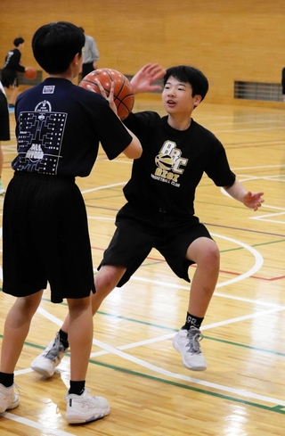 先行的に「合同部活動」として相生市内の中学校が合同チームを組むバスケットボール部の練習風景＝双葉中