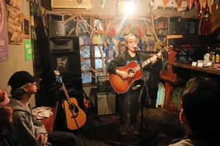 ライブ「青空の夜」で熱唱するミュージシャン＝相生市旭１、ＢＥＣＫ５２４