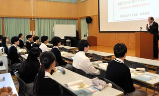 佐用山城ガイド協会の春名政男会長（右）から利神城跡の歴史などについて説明を受ける生徒たち＝太子町糸井、太子高校