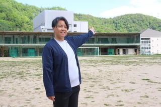 これから整備を始めるグラウンドで抱負を語る長野恵利子さん＝福崎町高岡