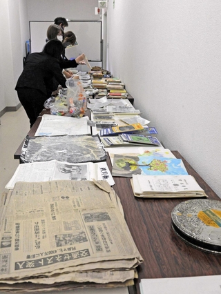 ５０年前に埋められたタイムカプセルに入っていた新聞や絵画など＝宍粟市山崎町神谷、河東小学校