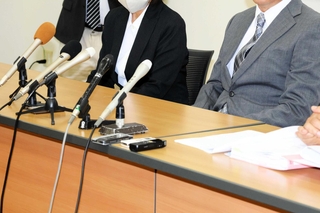 記者会見した（右から）亡くなった男子生徒の父親と母親＝姫路市北条１、兵庫県弁護士会姫路支部会館
