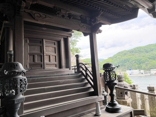 ご神体が安置されている天白神社の本殿。相生湾を望む場所にある＝相生市相生