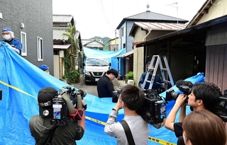 ブルーシートを設置し直す捜査員ら＝２２日午前１０時１６分、たつの市新宮町段之上