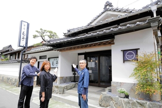 装いを新たに開業した「醸す宿　菊亭」＝宍粟市山崎町山崎