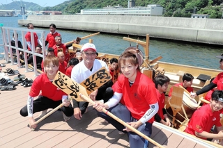 頂点を狙う「連合自治会那波」チーム。（手前左から）齋藤楓毅さん、謙二さん、真次郎さんも親子３代で力を尽くす＝相生湾