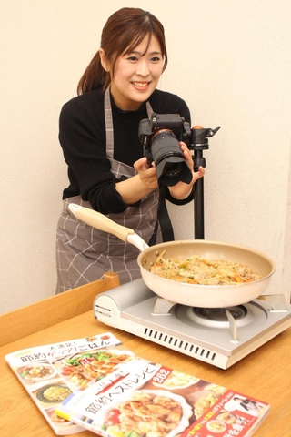 子どもも喜ぶ節約レシピを考えるＤＯＫＩＮさん＝市川町内