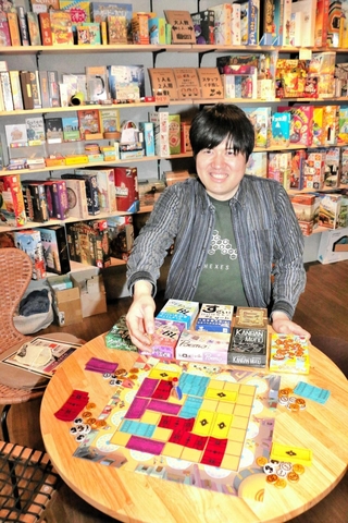 多彩なボードゲームが楽しめる「Ｂ－ＣＡＦＥ」を営む大坪尭央さん＝姫路市二階町